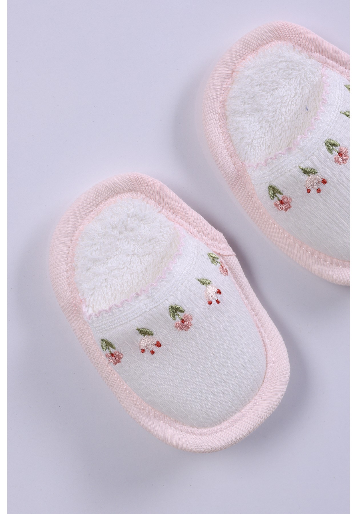 Çiçek Nakışlı 4 Parça Kutulu Banyo Seti / 0-2 Yaş Kız Bebek